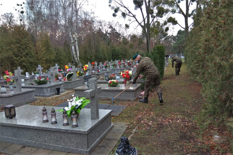 Żołnierze porządkujący groby [fot. www.facebook.com/10 Opolska Brygada Logistyczna]