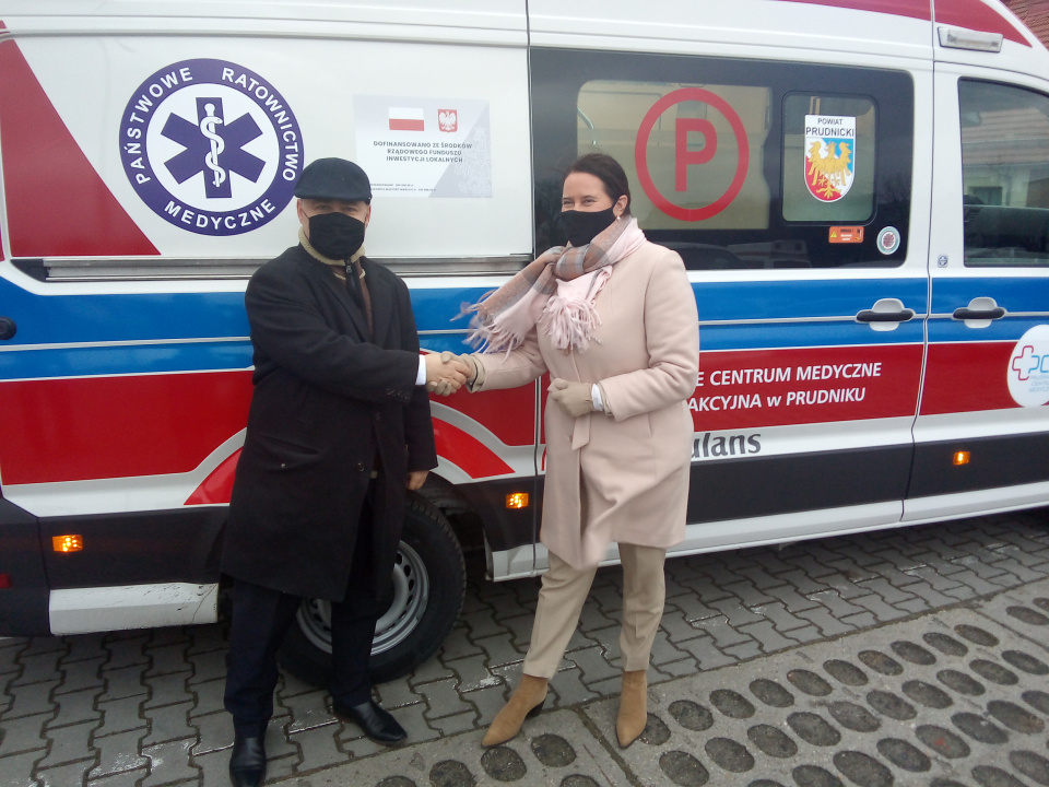 W przekazaniu ambulansu PCM uczestniczyli Violetta Porowska i Radosław Roszkowski, starosta prudnicki [zdj. Jan Poniatyszyn]