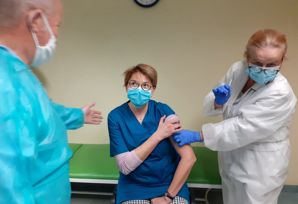 W głubczyckim szpitalu rozpoczęły się szczepienia przeciw COVID-19 - [fot: Grzegorz Frankowski]