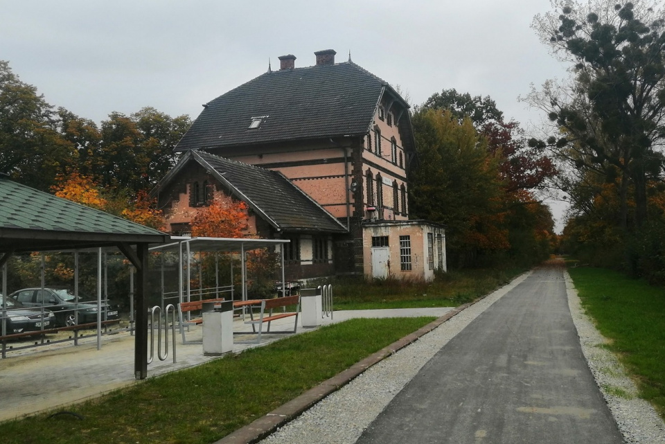 Stary dworzec kolejowy w Reńskiej Wsi [fot. archiwum gminy]