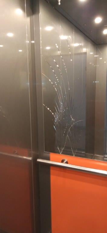 Ktoś zdewastował nową windę na osiedlu Armii Krajowej w Opolu. Sprawa jest już na policji