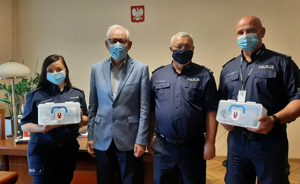 Policjanci z Grodkowa otrzymali zestawy do reanimacji