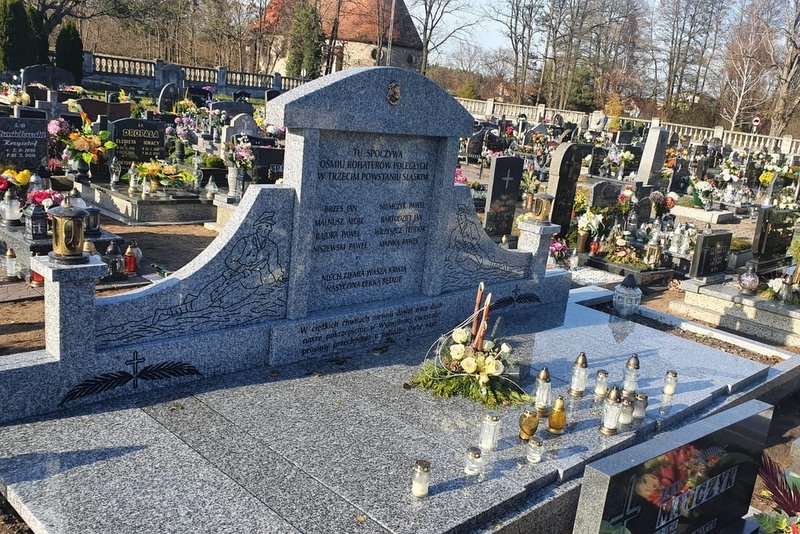 Pomnik powstańców śląskich na cmentarzu w Fosowskiem [fot. archiwumgminy]