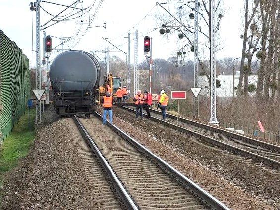 Pusty wagon cysterny wykoleił się na stacji Opole-Zachód. Pasażerowie muszą jeszcze liczyć się z utrudnieniami [ZDJĘCIA, AKTUALIZACJA]