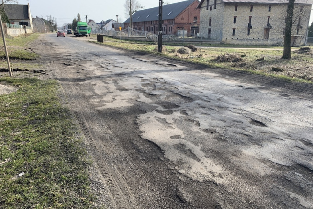Brak kamienia i niskie temperatury wstrzymały remont drogi w Lichyni