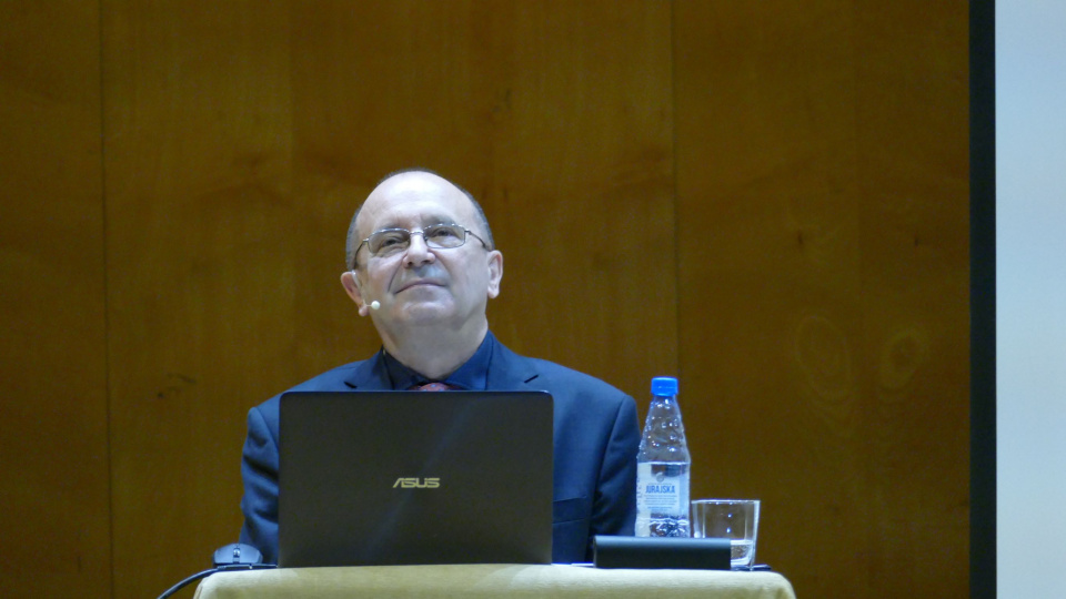Profesor Maciej Gołąb podczas wykładu w PSM w Opolu [fot. Małgorzata Ślusarczyk]