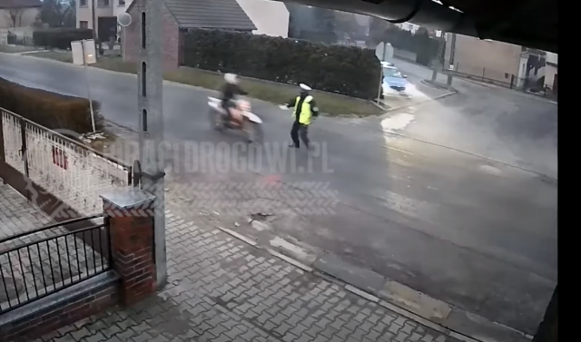 Policjant potrącony przez motocyklistę w Tarnowie Opolskim. Sprawca zbiegł [FILM]
