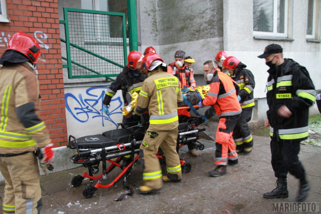 Opole: mężczyzna poszkodowany w wypadku podczas wymiany windy spędzi kilka tygodni w szpitalu. Jego stan jest już stabilny