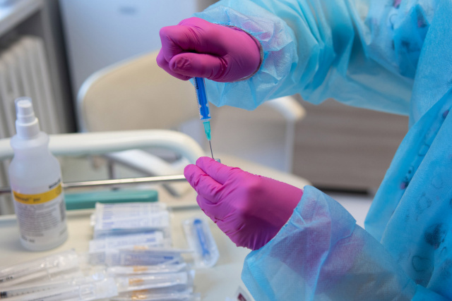 Ruszają szczepienia przeciwko COVID-19 seniorów. Jak się przygotować do wizyty w punkcie szczepień