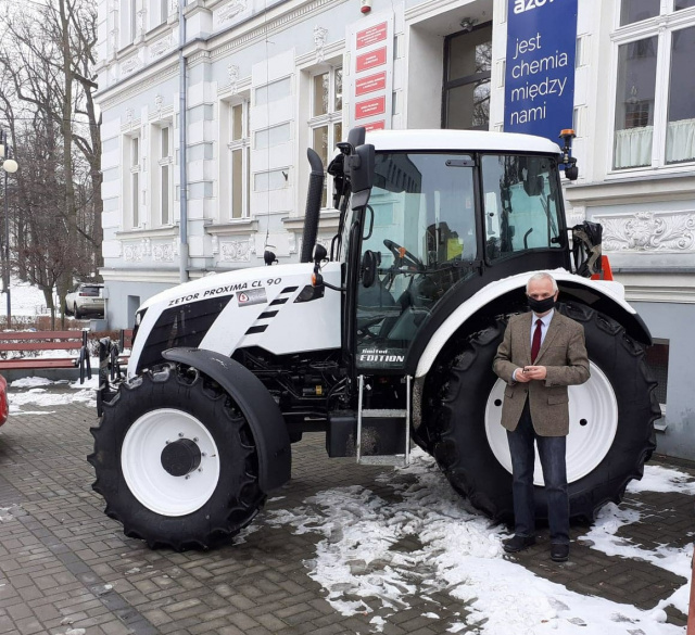 Uczniowie głubczyckiego Rolniczaka będą się uczyć jazdy traktorem. Szkoła kupiła nowoczesny ciągnik