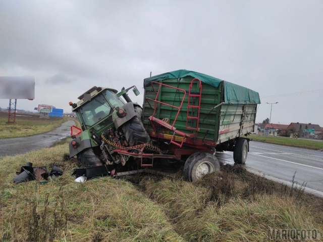 Traktorzysta stracił panowanie nad pojazdem i wypadł z drogi. Utrudnienia na obwodnicy Opola