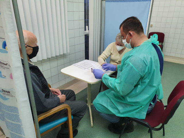 Ochotnicy z Ratownictwa Wodnego w Opolu pomagają seniorom podczas akcji szczepień