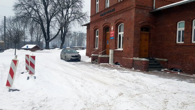 Nie będzie problemu z parkowaniem. Trwa rewitalizacja placu pomiędzy urzędem gminy, a dworcem kolejowym w Tarnowie Opolskim