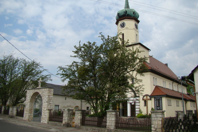 Izbicko: gmina przekazała parafii działkę, żeby mógł powstać parking przy kościele w Krośnicy