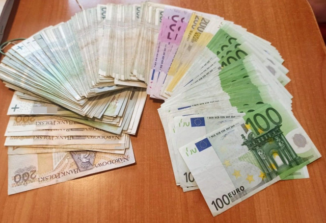 Seniorka z Opola chciała pomóc córce i przekazała kurierowi 65 tysięcy złotych. Czujnością wykazał się taksówkarz wiozący pakunek