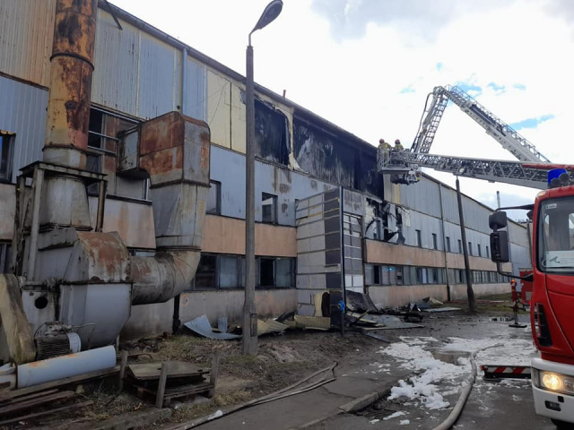 Palił się dach hali produkcyjnej w Brzegu. Interweniowało 9 zastępów straży pożarnej
