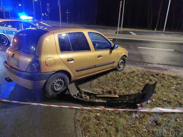 Kto porzucił rozbity samochód przy rondzie w Walidrogach Osobowe renault uderzyło w latarnię