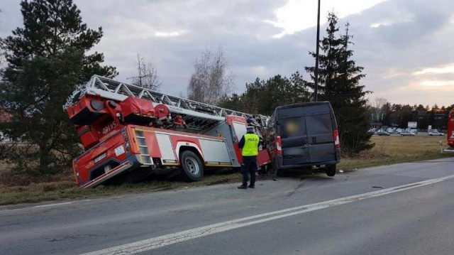 W Nysie wóz strażacki zderzył się z busem. Dwie osoby zostały poszkodowane