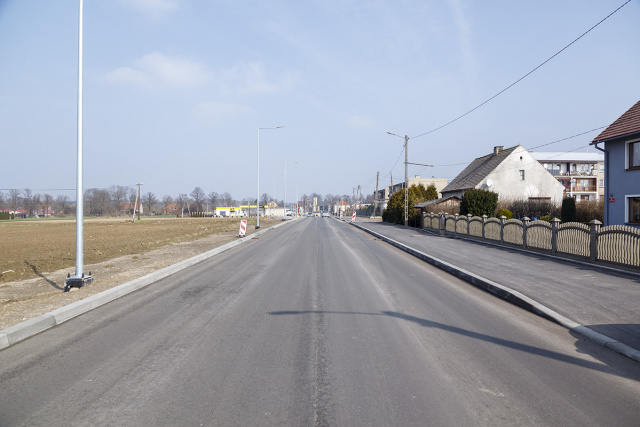 Utrudnienia w ruchu na DW 454 w Biestrzykowicach na trasie Opole-Namysłów. Całą szerokość drogi zajmie tzw. rozściełacz, który położy tam ostatnią warstwę asfaltu