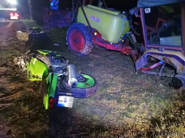Zderzenie ciągnika rolniczego z motocyklem. Kierowca jednośladu poszkodowany