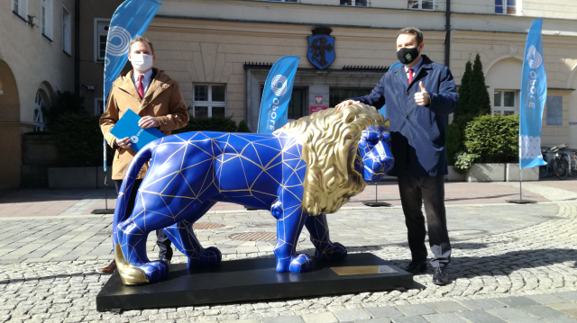 Niebiesko-złote makiety lwów stanęły przed opolskim ratuszem