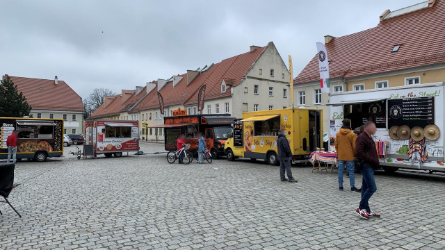 Foodtrucki zaparkowały na rynku w Lewinie Brzeskim. W ostatnim czasie brakuje takich wydarzeń
