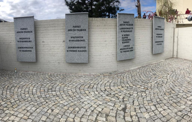 To bardzo ważne miejsce. Przy kościele Błogosławionego Czesława w Opolu odsłonięto tablice ku pamięci ofiar zbrodni katyńskiej [ZDJĘCIA]