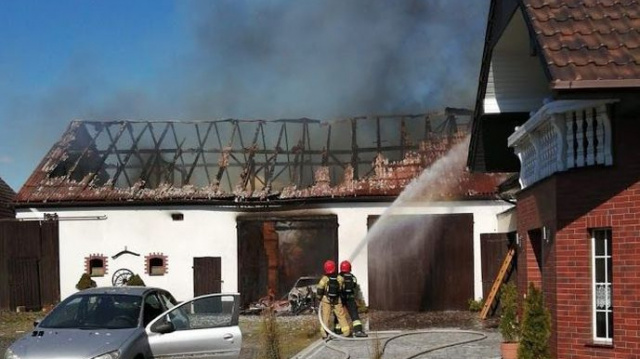Pożar przy Korfantego w Niemodlinie. Strażacy walczą z ogniem
