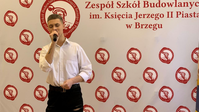 Młody muzyk z Brzegu ma szansę wystąpić na festiwalu w Opolu. Przepustkę do występu może dać mu zwycięstwo w Szansie na sukces