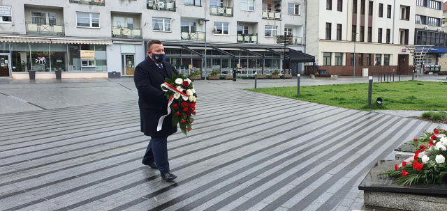Pamiętamy o naszych powstańcach. Przedstawiciele urzędu marszałkowskiego oddają hołd bohaterom III Powstania Śląskiego