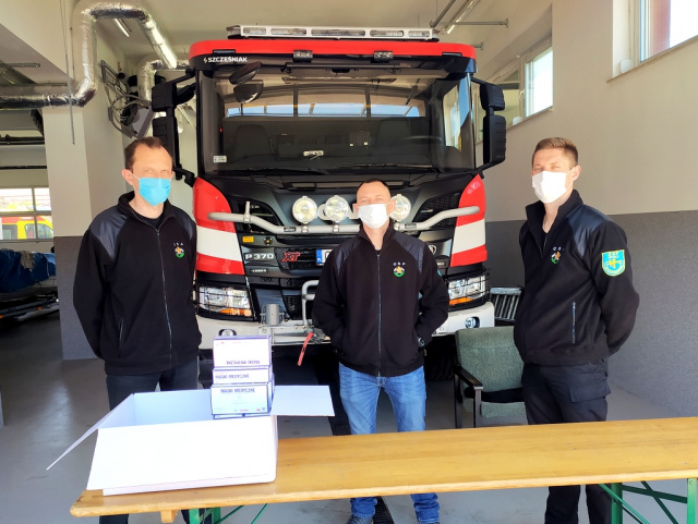 Strażacy ochotnicy z Opola-Szczepanowic rozdawali zestawy maseczek