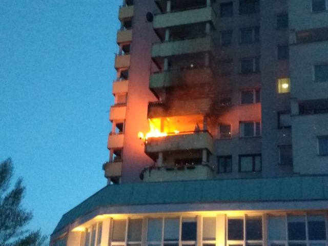Opole: policja bada przyczyny pożaru balkonu w 14-pietrowym wieżowcu na pl. Piłsudskiego