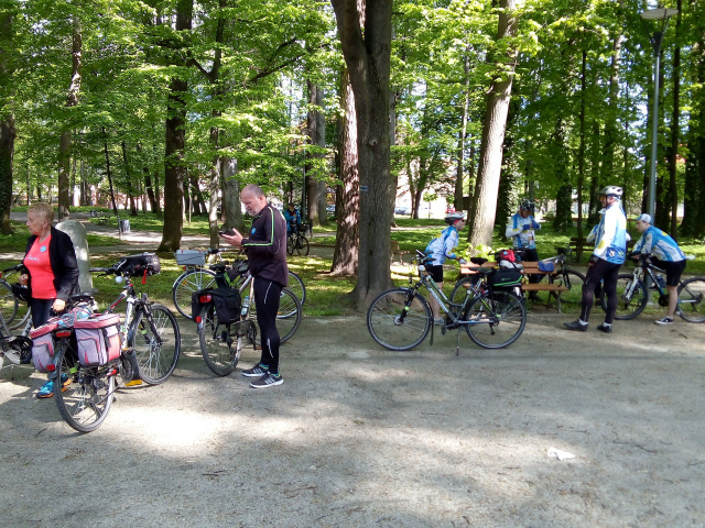 Rajd rowerowy śladami Szozdy i Surmińskiego. Turyści zwiedzili malownicze tereny podgórskie okolic Prudnika
