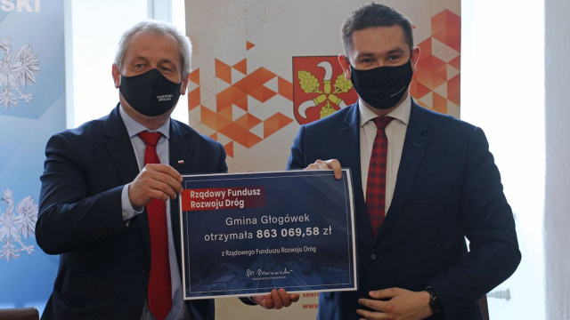 W Głogówku podpisano kolejne umowy w ramach Rządowego Funduszu Rozwoju Dróg. Do samorządów w tej części regionu trafi 21 milionów złotych