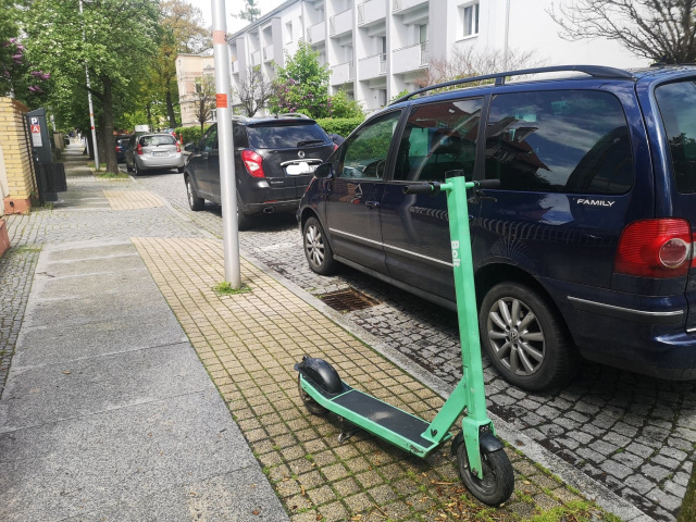 Opole: właściciele hulajnóg elektrycznych muszą patrzeć, gdzie parkują. Źle zaparkowany pojazd zostanie usunięty