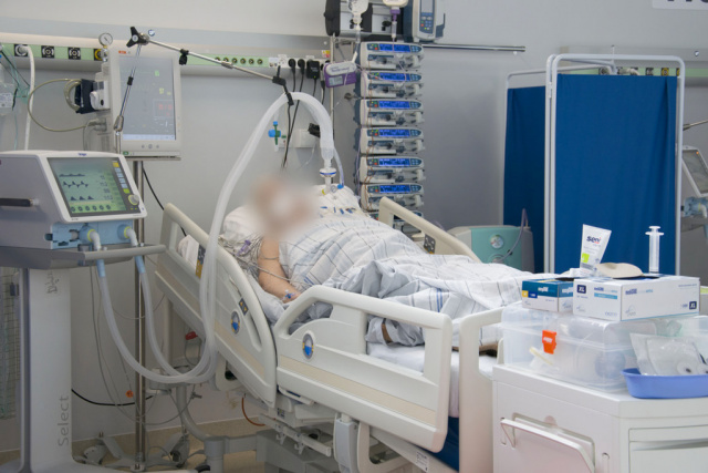 Do szpitala tymczasowego trafia coraz więcej pacjentów z COVID-19