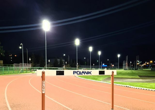 Na stadionie lekkoatletycznym w Opolu nie będzie już egipskich ciemności. Lampy oświetlą całą bieżnię po zmroku