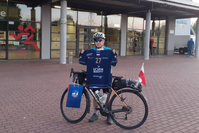 Roman Ostrowski jedzie rowerem dookoła Polski, by pomóc chorym dzieciom