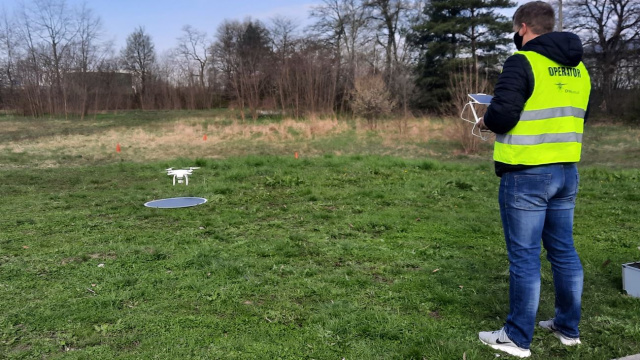 Studenci z Nysy uczą się pilotować drony. Tego typu maszyny coraz częściej będą wykorzystywane w policji, wojsku czy straży pożarnej