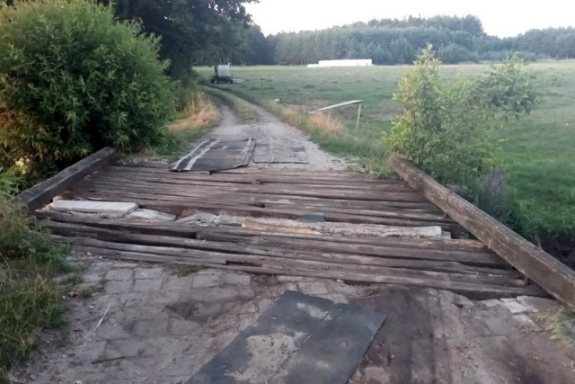 Drewniany mostek w Łaziskach od lat jest w fatalnym stanie. Z dwuletnim opóźnieniem rusza jego remont
