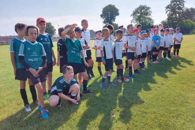 Dzieciaki ze szkółki piłkarskiej jako pierwsze testują wyremontowane boisko w Walcach