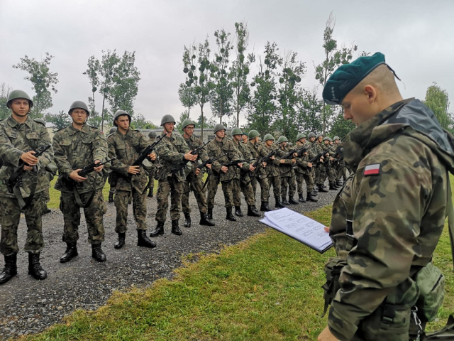 Studenci Legii Akademickiej założyli mundury i poznają żołnierskie rzemiosło w koszarach 10. Opolskiej Brygady Logistycznej