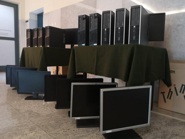 Używane komputery zyskają drugie życie. NBP w Opolu przekazał sprzęt dla trzech placówek pomocowych z regionu