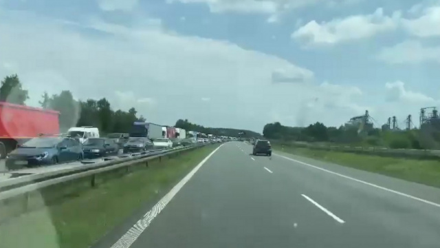 Autostrada w kierunku Wrocławia ponownie zablokowana. Trwa usuwanie naczepy po pożarze [FILM]