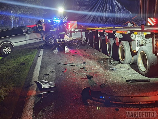 Tragiczny wypadek na DK 45. Nie żyje kierowca osobówki po zderzeniu z pojazdem ponadgabarytowym
