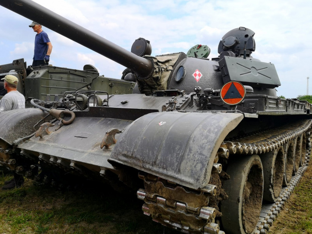 Czołgi, wozy bojowe i wojskowe ciężarówki zjechały do Winowa. Na poligonie ruszył X Zlot Grup Rekonstrukcyjnych [ZDJĘCIA]