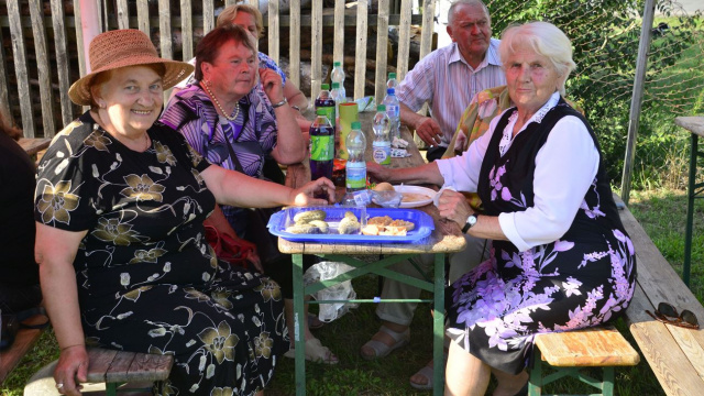 Rodzinny piknik w Smarchowicach Śląskich okazją do zabawy, wymiany doświadczeń oraz promocji szczepień, do których zachęcał wojewoda