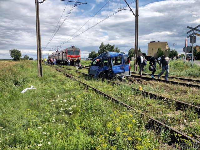 Samochód osobowy wjechał pod pociąg w Wierzbicy Górnej koło Kluczborka. Jedna osoba została ranna