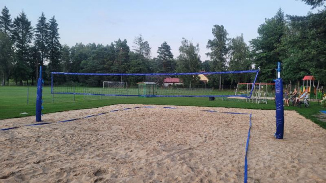 Nowe boiska w Osowcu. Dzieci i młodzież mogą grać w koszykówkę i siatkówkę