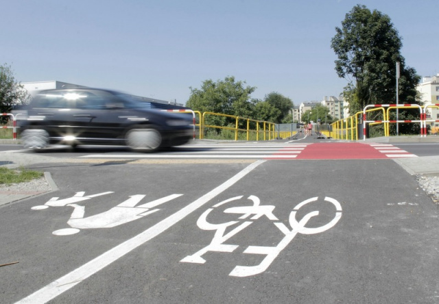 Krapkowice: skrzyżowanie ścieżki rowerowej z drogą do przebudowy. Będzie jaśniej i bezpieczniej